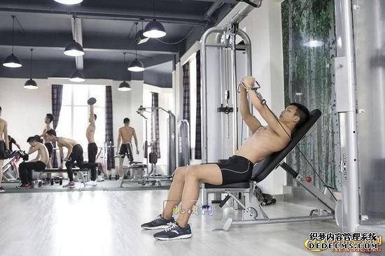 長腿、翹臀的完美身材美女哪裏多集中？除了春熙路，可能也就是四川西南航空職業學院健身房了。近日，該校一組美女健身房性感照片走紅網絡，時尚炫酷高大上的健身房加長腿翹臀完美身材的俏空姐，讓網友觀後直呼：“看美女不用去春熙路被暴曬了，到西航健身房吹著空調撩師妹去。”