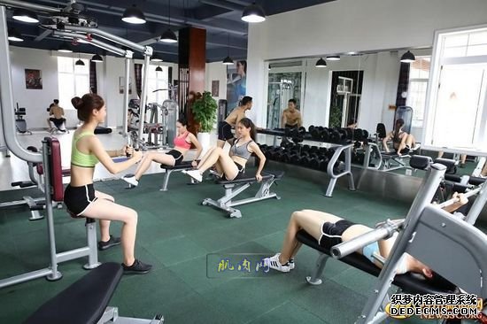 長腿、翹臀的完美身材美女哪裏多集中？除了春熙路，可能也就是四川西南航空職業學院健身房了。近日，該校一組美女健身房性感照片走紅網絡，時尚炫酷高大上的健身房加長腿翹臀完美身材的俏空姐，讓網友觀後直呼：“看美女不用去春熙路被暴曬了，到西航健身房吹著空調撩師妹去。”