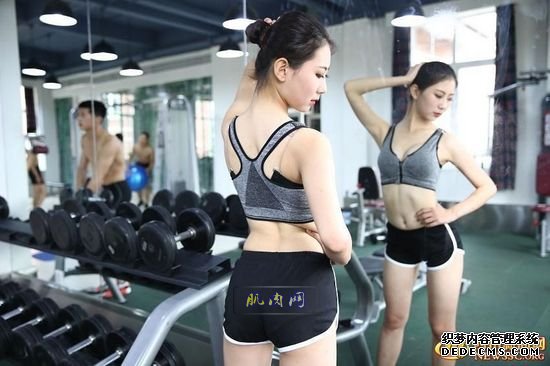 長腿、翹臀的完美身材美女哪裏多集中？除了春熙路，可能也就是四川西南航空職業學院健身房了。近日，該校一組美女健身房性感照片走紅網絡，時尚炫酷高大上的健身房加長腿翹臀完美身材的俏空姐，讓網友觀後直呼：“看美女不用去春熙路被暴曬了，到西航健身房吹著空調撩師妹去。”